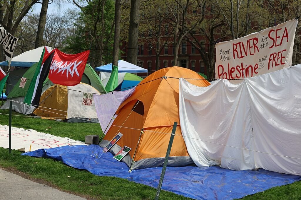 Campamento de Harvard bajo la consigna "Del río al mar Palestina será libre"