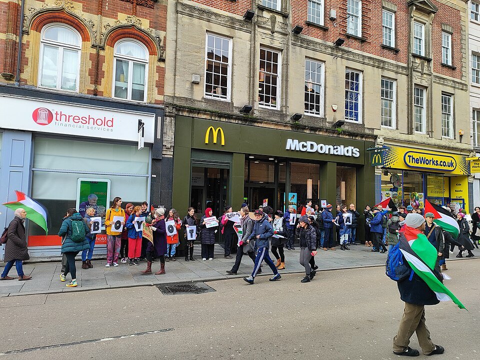 Protesta del BDS frente a un local de McDonald's Amsterdam por atribuirle apoyo a los soldados israelíes