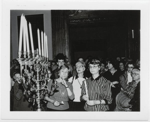 Feige Shkolnik, esposa del prisionero de Sion Isaak Shkolnik enciende una Janukiá en el museo de Nueva York