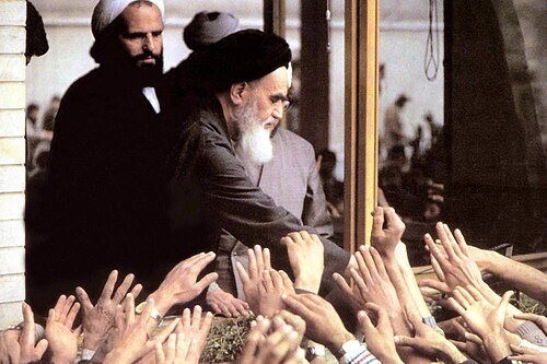 El ayatollah Khomeini en una escuela islámica en Teherán (1979)