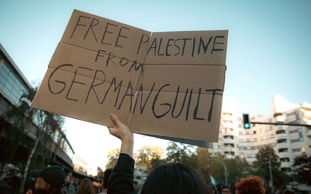 Nombrar, prohibir, desplazar