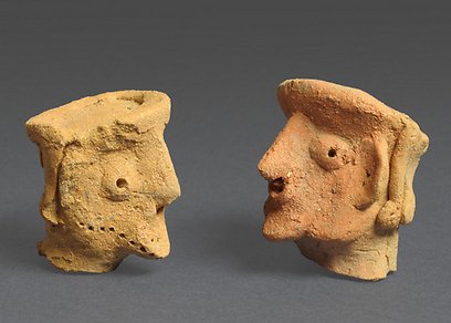Figurines con rostros humanos encontrados en Tel Motza