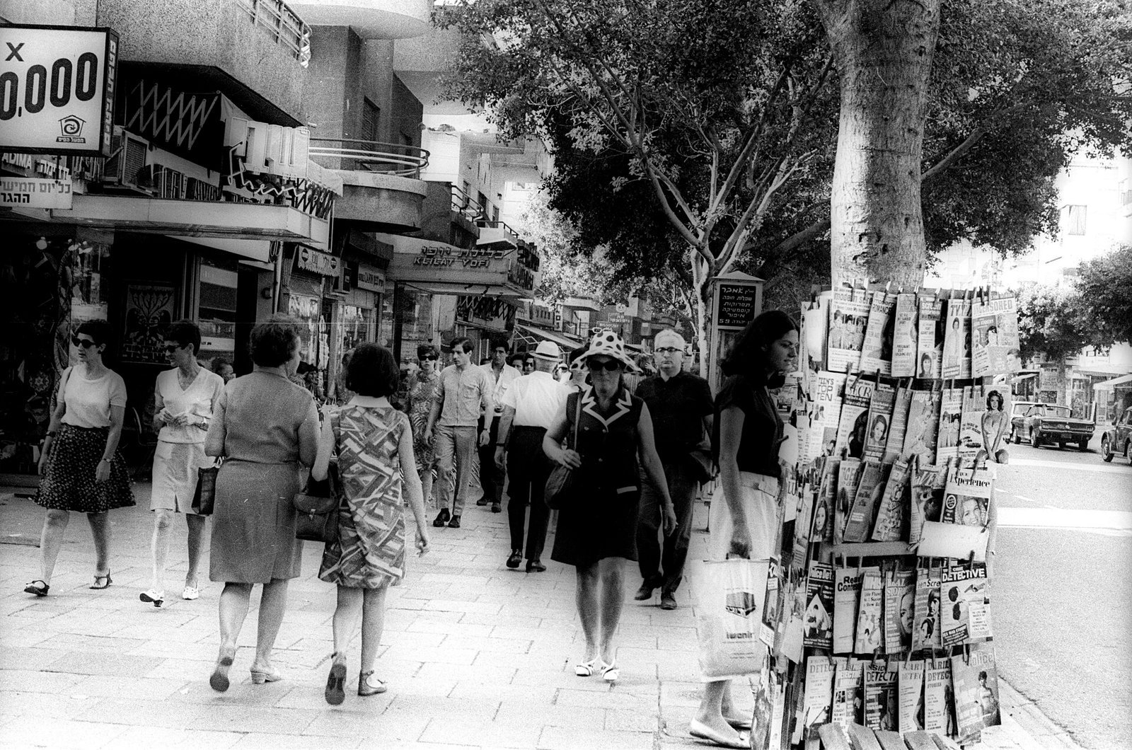 Venta de periódicos en calle Dizengoff, Tel Aviv (1965)