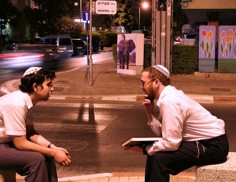 Una jevruta en plena noche en la calle en Israel. Foto Yossi Gurvitz CC BY-NC-ND 2.0.