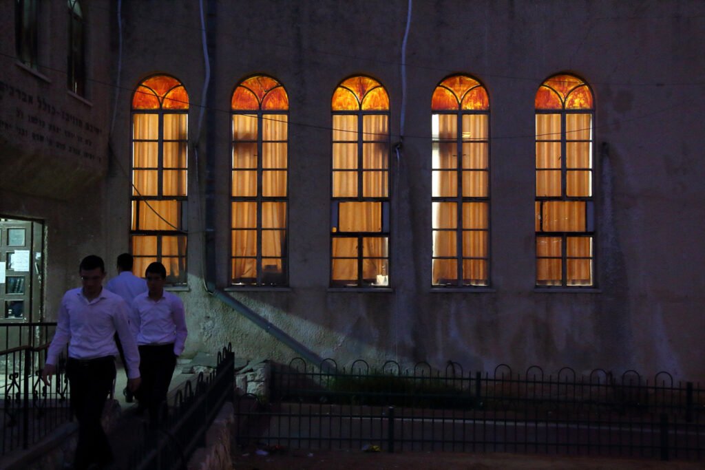 Jóvenes estudiantes saliendo de su Yeshivá
