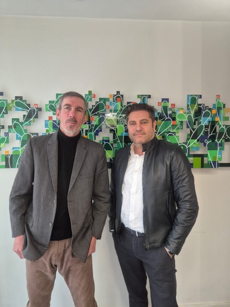 (de Izq. a der.) Francisco Javier Figueroa, Peleg Lewi. Detrás, obra del artista israelí David Gerstein
