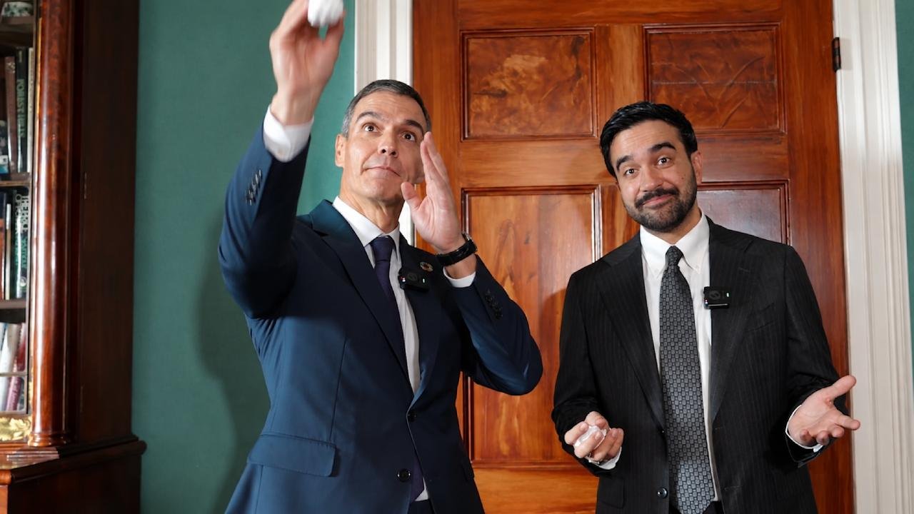 Pedro Sánchez y Zohran Mamdani protagonizan un vídeo lanzando bolas de papel a una papelera y bromeando sobre los «tiros difíciles» de la izquierda