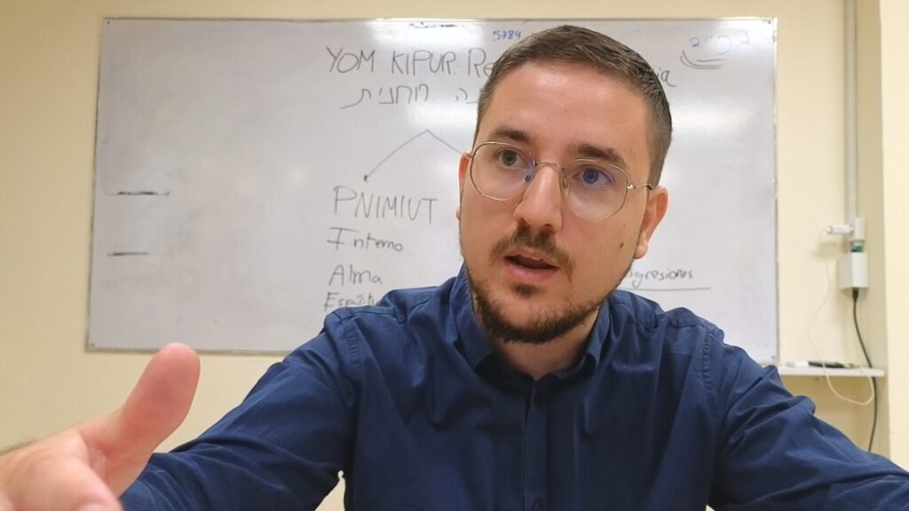 Isaac en una de sus clases en línea